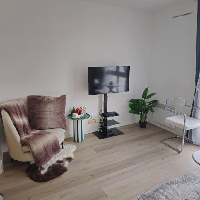 Appartement Studio Charmant Et Cosy à Rueil-Malmaison Extérieur photo